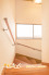 安全性と快適さを兼ね備えた手すり付き階段は、窓から入る光によって足元も明るく照らされます。
