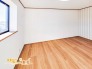 清潔感ある壁紙とぬくもりあふれる床材が見事にマッチした室内。快適にお過ごし頂ける住空間です。

