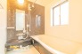【疲れを癒せるバスルーム】
上質感のある色調の浴室はゆとりの広さで一日の疲れを快適にリフレッシュ♪足を伸ばせるバスタブは追い焚き機能ですぐに湯船に浸かることができます。
