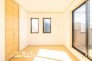 あたたかな光を感じることができる洋室は寝室やお子様のお部屋など用途によっても充実の快適空間をもたらしてくれます。
