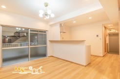 柔らかなフローリングと明るい壁紙に包まれたリビングは、自然とくつろげる住空間。大きな窓から差し込む陽光が室内を照らし快適な日常を演出します。