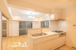 南向きの大きな窓から心地よい陽光がたっぷりと差し込む明るい空間。家事動線に配慮されたカウンターキッチンで、毎日の暮らしがより快適になります。