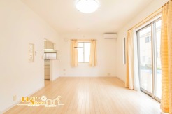 リビングはあたたかな日差しの降り注ぐ居心地の良い住空間に仕上がりました。いこいの場に相応しくご家族との会話も自然とはずむ仕様です♪

