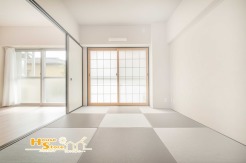 リビングと隣接する和室はタタミならではの魅力が満載！夏場には涼しく冬場に暖かく過ごせて、ちょっとした休憩で横になったりお子様のお昼寝にも最適です♪
