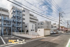 小学校徒歩１分でお子様の通学も安心です。商業施設や教育施設が徒歩圏内に充実して生活利便性良好♪
