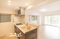 対面式キッチンは食器運びもスムーズになりリビングとの動線も良好になります♪リビングで遊ぶお子様の様子を見守ることもできるためファミリー層にも人気の仕様です。
