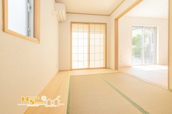 リビングにつながる和室はタタミならではの魅力が満載！夏場には涼しく冬場に暖かく過ごせて、ちょっとした休憩で横になったりお子様のお昼寝にも最適です♪