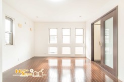 広々としたリビングはあたたかな日差しの降り注ぐ居心地の良い住空間。いこいの場に相応しくご家族との会話も自然とはずむ仕様です♪

