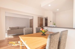 カウンター越しに食器を受け渡せるダイニングは、キッチンとの行き来がスムーズで、日々の家事を心地よくサポート。暮らしの中で自然に活用できる魅力的な空間です。

