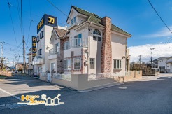 敷地面積約４６坪の広さ！室内外、隅々までこだわったオシャレでカワイイ邸宅です。南西道路の開放的な角地で陽当たり良好です♪