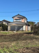 売主にて敷地内樹木伐根、植栽伐採、建物解体後に更地渡し致します。