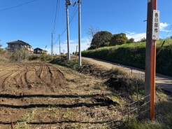 ２方向道路の角地に面した好立地です！有効宅地面積約６００平米以上の広々とした住宅用売地です。