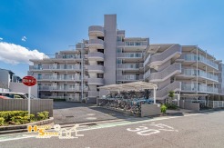 新規リフォーム実施でお部屋は新築のようにきれい♪ご家族も嬉しい大切なペットと一緒に暮らせる南向きで陽当たりの良いマンションです♪
