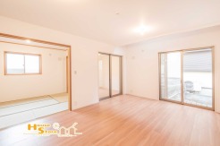 広々としたリビングはあたたかな日差しの降り注ぐ居心地の良い住空間に仕上がりました。いこいの場に相応しくご家族との会話も自然とはずむ仕様です♪

