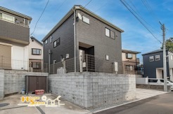 令和３年築の築浅物件です！新規リフォーム済みできれいな状態でお引渡し♪土地面積約43.21坪の広さで嬉しいカースペース２台分♪