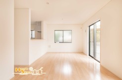 リビングには豊かな陽光とさわやかな風が注ぎ込み開放的で過ごしやすい空間に。料理を楽しみながら快適なひと時を過ごせそうです。
