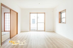 広々としたリビングはあたたかな日差しの降り注ぐ居心地の良い住空間に仕上がりました。いこいの場に相応しくご家族との会話も自然とはずむ仕様です♪

