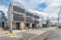 閑静な住宅街にある築６年の戸建！２０２５年３月新規クリーニング済みです。前面道路幅員８Ｍで駐車もスムーズにできます♪