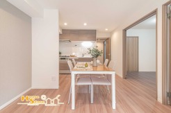 キッチンと向かい合わせに配置されたダイニングスペースは、配膳や片付けがスムーズです。毎日の家事を効率よくこなせ、暮らしに快適さをプラスしてくれます。※家具調度品は見本となります。