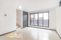 広々としたリビングはあたたかな日差しの降り注ぐ居心地の良い住空間。いこいの場に相応しくご家族との会話も自然とはずむ仕様です。