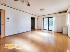 日差しが降り注ぐ生活の中心となるリビングはご家族が居心地の良い時を過ごせるあたたかな空間です♪
