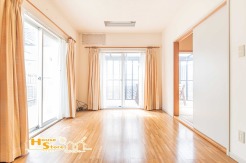リビングには豊かな陽光とさわやかな風が注ぎ込み開放的で過ごしやすい空間に。料理を楽しみながら快適なひと時を過ごせそうです。
