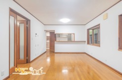 生活の中心となるリビングはあたたかな日差しの降り注ぐ居心地の良い住空間です♪コミュニケーションが自然と弾むような仕様は、住む人に笑顔をという想いが込められています。
