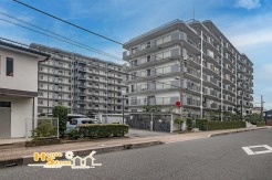 急行停車駅「新越谷」駅徒歩５分の好立地！２路線利用可能で都内へのアクセスも良好なほか、VARIEなどの商業施設も利用可能で利便性良好なエリアです。