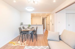 リビングはご家族が全員集まってゆったりと過ごせるゆとりの広さ。インテリアを自由に楽しんだり、ご家族やお子様とのひと時を大切にしたり、日常の１ページを彩る素敵な住空間です。
