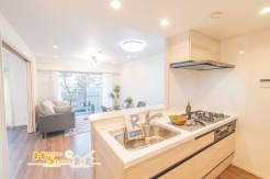 対面式キッチンは食器運びもスムーズになりリビングとの動線も良好になります♪リビングで遊ぶお子様の様子を見守ることもできるためファミリー層にも人気の仕様です。
