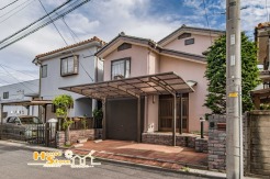 周辺は交通量の少ない閑静な住宅街なので小さなお子様のいるご家庭でも安心です。商業施設や教育施設も徒歩圏内で生活利便性良好♪

