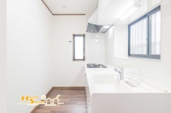 機能的な設計のカウンターキッチンは食器運びなど効率アップで家事負担の軽減にも◎ワークスペースを確保できるためご夫婦やお子様との作業にも最適です。
