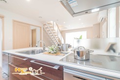 お料理をしながらリビングの様子をうかがうことができる対面式キッチン。家事の最中にお子様から目がはなれる心配がなく、子育て中の方も安心の仕様です。
