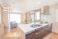 楽しくお料理できるシステムキッチンは対面式でご家族とのコミュニケーションも取りやすい仕様です。