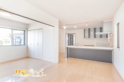 広々としたリビングはあたたかな日差しの降り注ぐ居心地の良い住空間に仕上がりました。いこいの場に相応しくご家族との会話も自然とはずむ仕様です。

