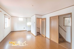 広々としたリビングはあたたかな日差しの降り注ぐ居心地の良い住空間。いこいの場に相応しくご家族との会話も自然とはずむ仕様です。（写真はリフォーム前の内装です）
