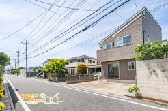 周辺は交通量の少ない閑静な住宅街なので小さなお子様のいるご家庭でも安心です。商業施設や教育施設も徒歩圏内で生活利便性良好♪
