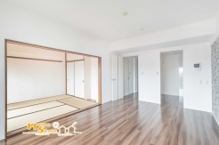 南西向きの窓から明るい陽光が差し込むゆとりある広さの洋室。インテリアを自由に楽しみながら、自分らしい住空間を演出できます。