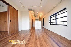 ２面採光による明るいリビングは角部屋ならではの間取りですね。日当たり・通風を確保でき、快適な時間を過ごすことができます。（過去のリフォーム直後の写真です。）