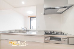 対面式キッチンは、配膳や片付けがスムーズで、リビングとの動線も良好。空間につながりを感じながら、快適に過ごせる仕様です。
