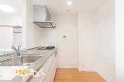 ゆったりと広さが確保されたキッチンスペースは収納も充実で調理道具を出し入れしやすくスムーズな動線を実現できます。