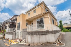 日当たり良好な南東角地の新規リフォーム住宅です！敷地５２坪・５LDK・WIC付きの大きなお家のため、ご家族が快適に過ごすことができます。向小学校まで徒歩４分とお子さまの通学にも安心の距離です。