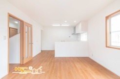 陽光の差し込むリビングは家族の集まる特別な場所。くつろぎの時間も趣味のひとときも、この空間が日常をより豊かに彩ります。