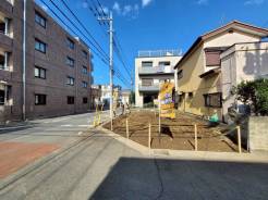 前面公道は幅員６ｍのゆとりがあり、駐車もスムーズにできます♪