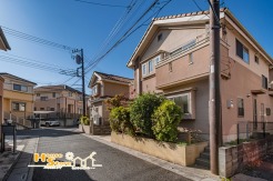 周辺は交通量の少ない閑静な住宅街なので小さなお子様のいるご家庭でも安心です。商業施設や教育施設も徒歩圏内で生活利便性良好。
