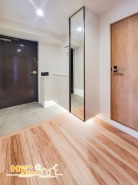 玄関に豊富な収納スペースがあるのはうれしいですね。鏡付きだからお出かけ前の身だしなみチェックもＯＫ♪鏡に向かってニッコリ笑顔で今日も元気にいってらっしゃい！