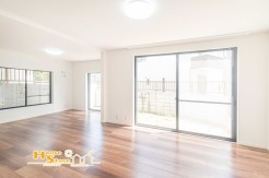 広々としたリビングはあたたかな日差しの降り注ぐ居心地の良い住空間に仕上がりました。いこいの場に相応しくご家族との会話も自然とはずむ仕様です。

