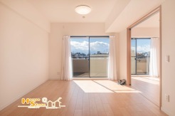 広々としたリビングは窓からあたたかな日差しの降り注ぐ居心地の良い住空間。ご家族との会話も自然とはずむ憩いの場に相応しい仕様です。

