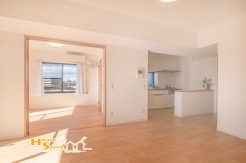 生活の中心となるリビングはあたたかな日差しの降り注ぐ居心地の良い住空間です♪コミュニケーションが自然と弾むような仕様は、住む人に笑顔をという想いが込められています。
