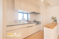 優しい温もりを醸し出すキッチンはカウンター付きで料理の為の配慮を散りばめられた仕様です。家事をしながらお子様の様子を見守れる安心感もあります。
